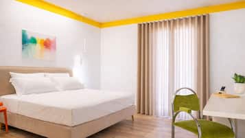 Familien-Suite, eigenes Bad, Stadtblick | Zimmersafe, Schreibtisch, laptopgeeigneter Arbeitsplatz