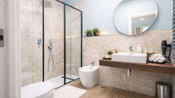 Doccia, soffione a pioggia, asciugacapelli, bidet