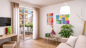 Familiesuite, privat bad, byutsikt | Oppholdsområde | En 40-tommers Flatskjerm-TV med kabel-kanaler
