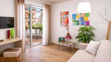 Suíte família, banheiro privativo, vista para a cidade | Área de estar | TV de tela plana 40 polegadas com canais a cabo