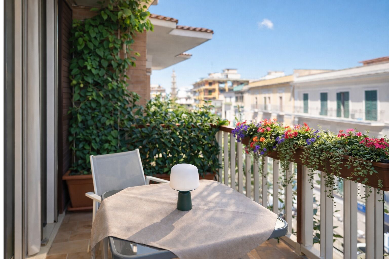 Suite familiare, bagno privato, vista città | Ristorazione all'aperto