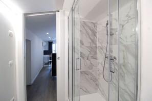 Een douche, een haardroger, een bidet