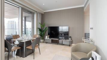Deluxe Apartment, City View | Living area
