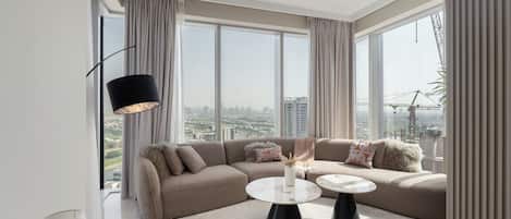 Deluxe Apartment, City View | Living area