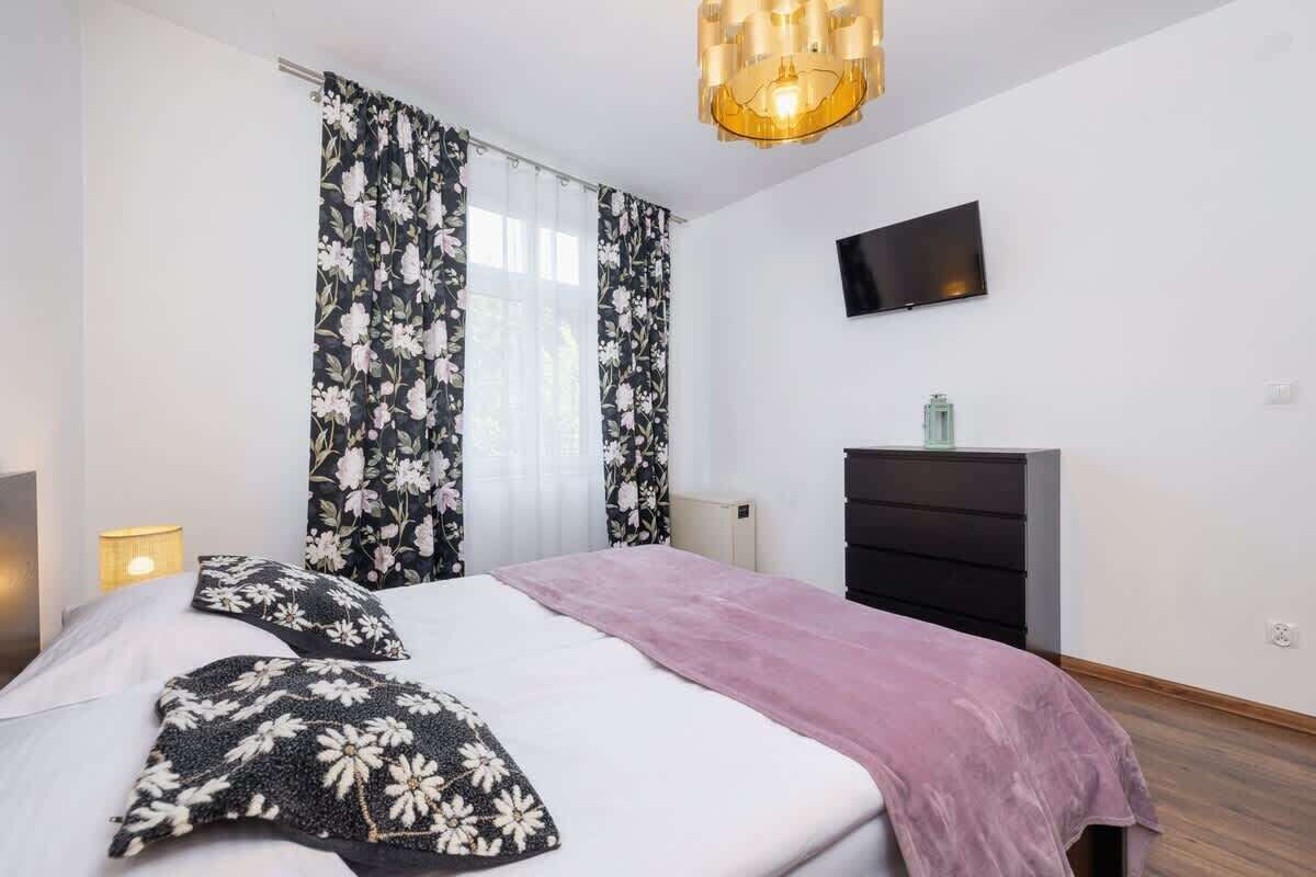 1 habitación, tabla de planchar con plancha, cuna de viaje y wifi 