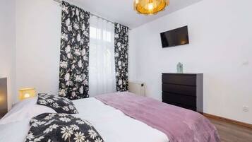 1 habitación, tabla de planchar con plancha, cuna de viaje y wifi