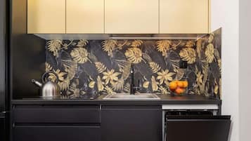 KĂŒhlschrank, Herdplatte, GeschirrspĂŒler, Kochgeschirr/Geschirr/Besteck