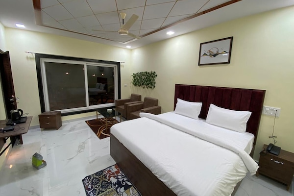 Desk, laptop workspace, free WiFi