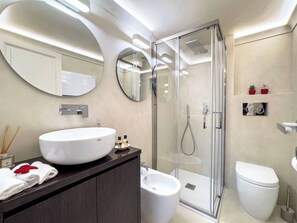 Shower, hair dryer, bidet, towels - Luxury apartament in SS annunziata (Firenze)