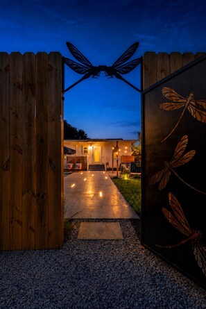 Exterior - NEW Paix Bleu Dragonfly Cottage  Private Pool &Spa | Pets (Galveston)
