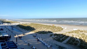 Un hotel frente a la playa con paseo marítimo, acceso directo a la arena y vegetación de dunas.