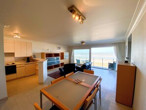 Dining - Sea-view Apartment on Zeedijk (Nieuwpoort)