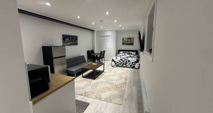 Cozy Studio Retreat in Scenic Georgina, Canada