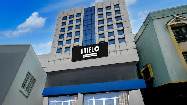 Een modern hotelgebouw met een bord waarop staat dat het bedrijfsservicistisch is.