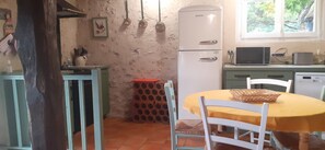 Fridge, microwave, oven, stovetop - Gite la Bergerie (air-conditioned room) (Manzac sur Vern)