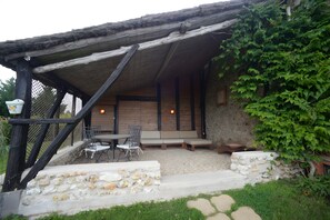 Outdoor dining - Gite la Bergerie (air-conditioned room) (Manzac sur Vern)
