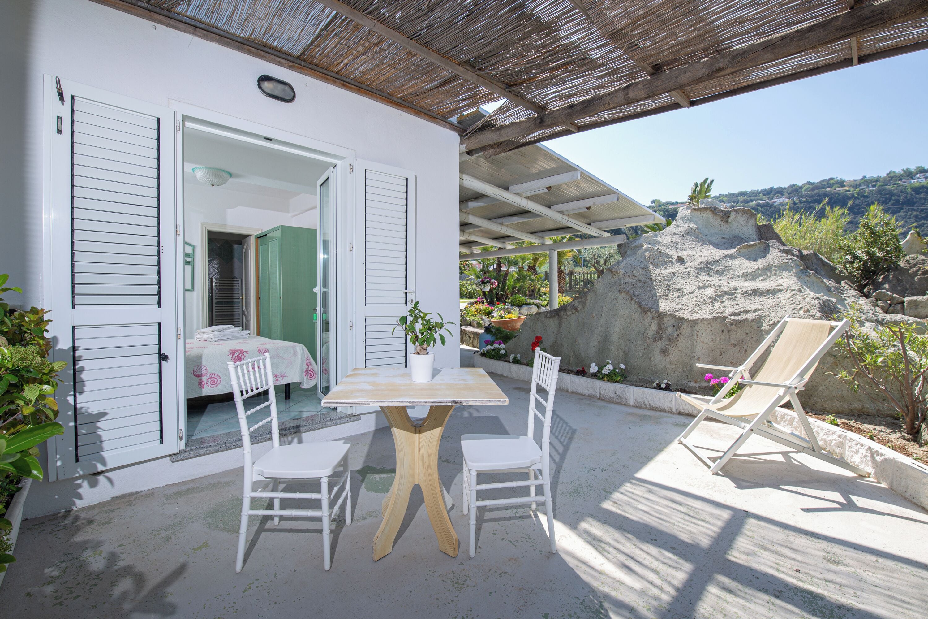 Appartamento Superior, vista giardino | Ristorazione all'aperto