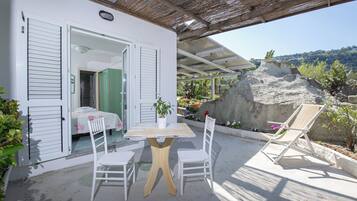 Appartamento Superior, vista giardino | Ristorazione all'aperto