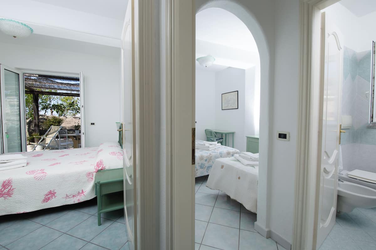 Superior appartement, uitzicht op tuin | Een bureau, gratis wifi