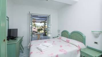 Superior appartement, uitzicht op tuin | Een bureau, gratis wifi