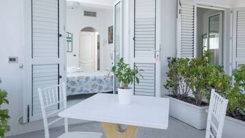 Appartamento Superior, vista giardino | Ristorazione all'aperto