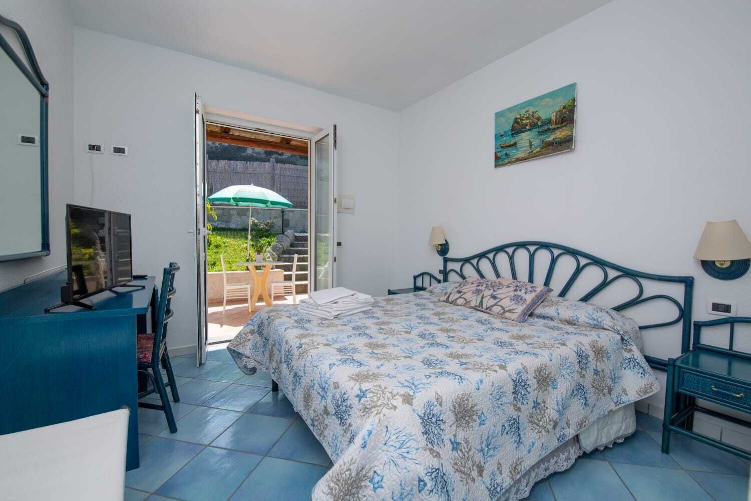 Kamer, 1 twee- of 2 eenpersoonsbedden, uitzicht op tuin | Een bureau, gratis wifi