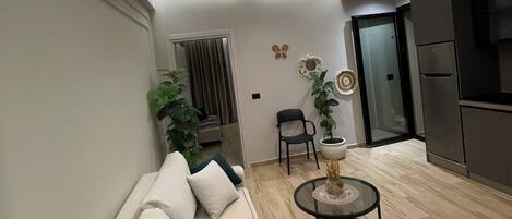 Superior-huoneisto, parveke, merinäköala | Oleskelualue | Televisio