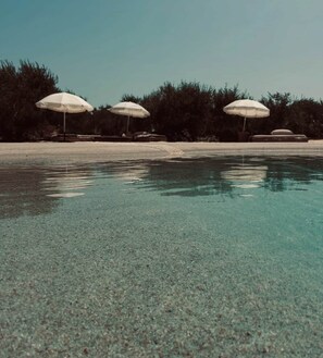 Sun loungers, beach towels - Domaine FINCA LESSYA & SPA, Cocon du Lagon (Mauguio)