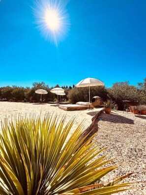 Camastros y toallas de playa 