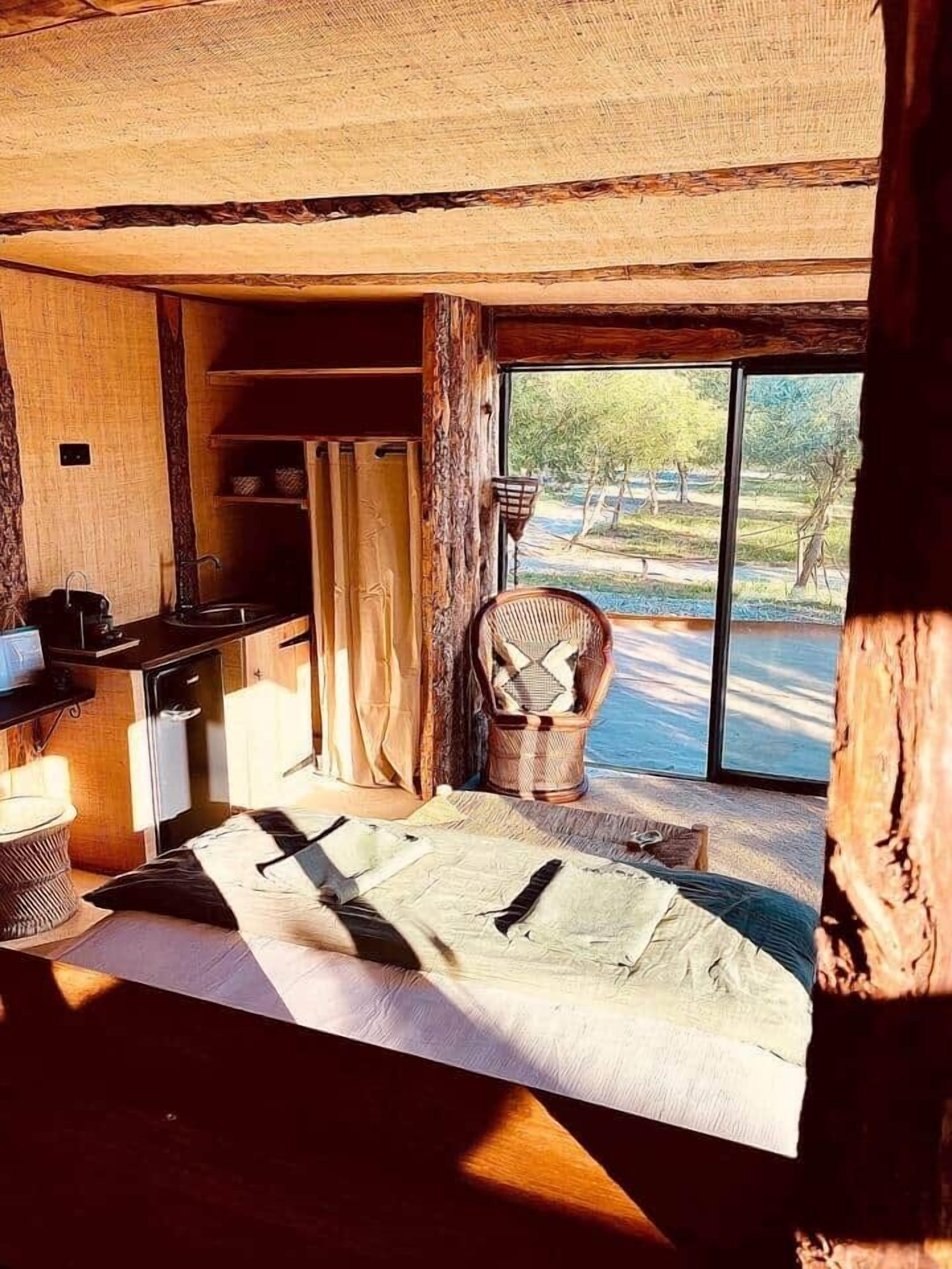 In-room safe, bed sheets