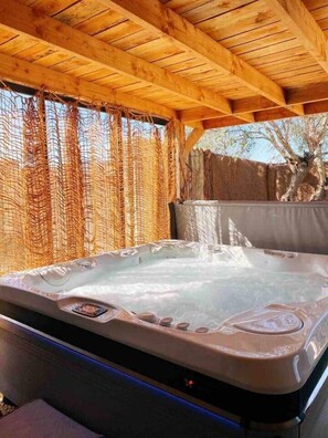 Banyera d'hidromassatge a l'aire lliure