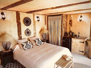 In-room safe, WiFi, bed sheets - Domaine FINCA LESSYA & SPA, Elegant lodge with pool view (Mauguio)