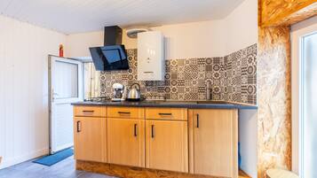 Frigorifero, microonde, piano cottura, macchina per tè/caffè