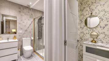 Shower, hair dryer, towels