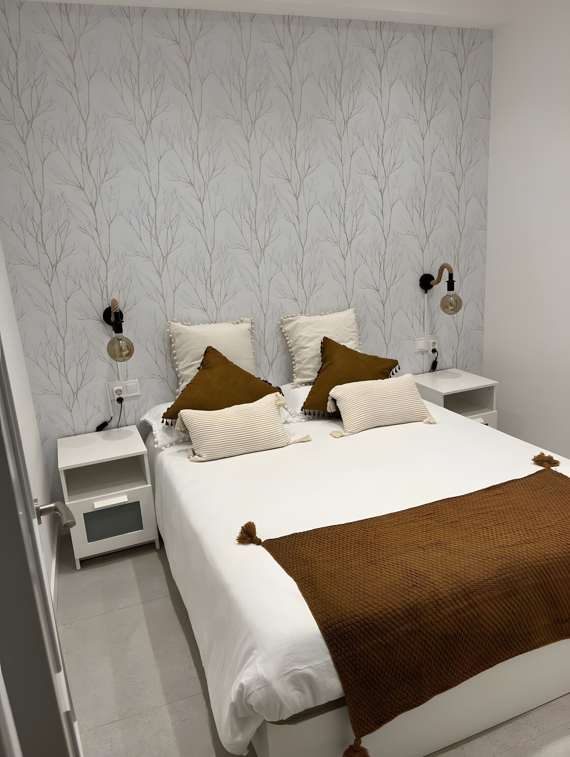 Een strijkplank/strijkijzer, wifi, beddengoed