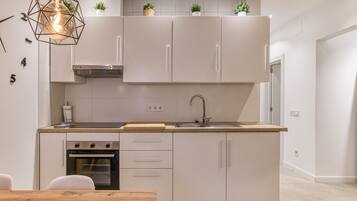 Frigorifero, microonde, forno, piano cottura