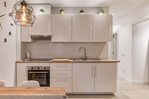 Kylskåp, mikrovågsugn, ugn och spishäll