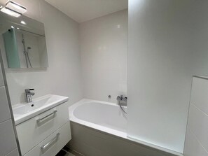 Apartment | Bathroom - Seaside Apartment by the Zeedijk Promenade (Koksijde)