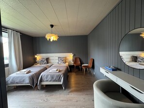4 bedrooms, iron/ironing board, internet, bed sheets