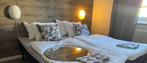 4 عدّة غرف نوم ومكواة/لوح كي وخدمة الإنترنت وملاءات أسرّة