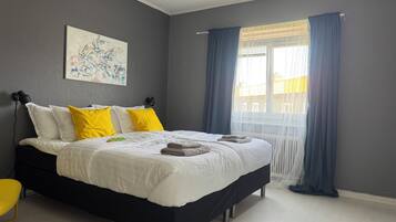 4 bedrooms, iron/ironing board, Internet, bed sheets