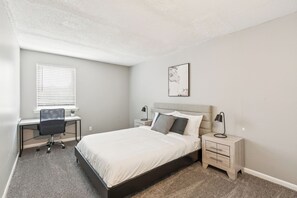 Desk, iron/ironing board, travel cot, free WiFi - Avery Apartments G7 I Spacious 1 Bed 1 Bath (Nashville)