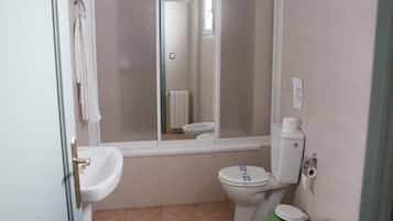 Chambre avec lits jumeaux | Salle de bain | Bidet