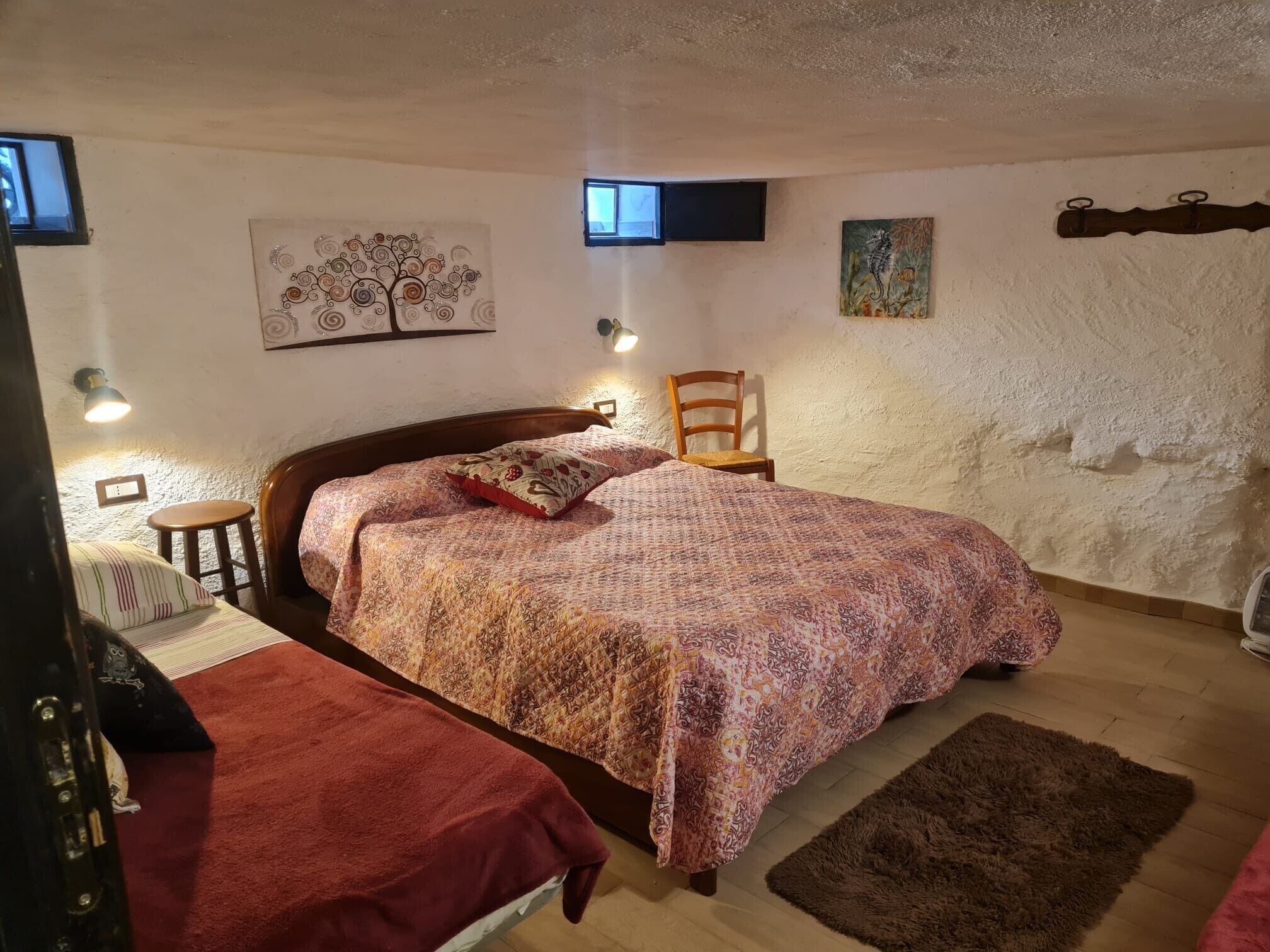 Een strijkplank/strijkijzer, wifi, beddengoed