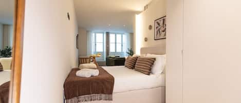 1 bedroom, bed sheets