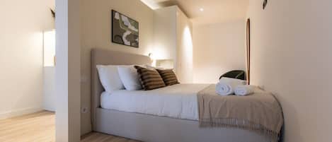 1 habitación, tabla de planchar con plancha, internet y ropa de cama