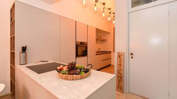 Kühlschrank, Mikrowelle, Ofen, Geschirrspüler