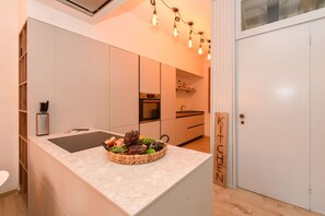 Kühlschrank, Mikrowelle, Ofen, Geschirrspüler