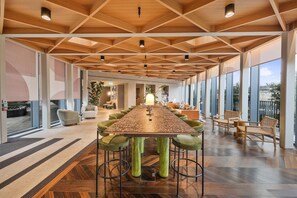 Dining - Luxury 2B2Bat Coal yard-Gym-Ac-Lift-24h Security (London)