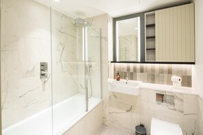 Hair dryer, towels, soap, shampoo - Luxury 2B2Bat Coal yard-Gym-Ac-Lift-24h Security (London)
